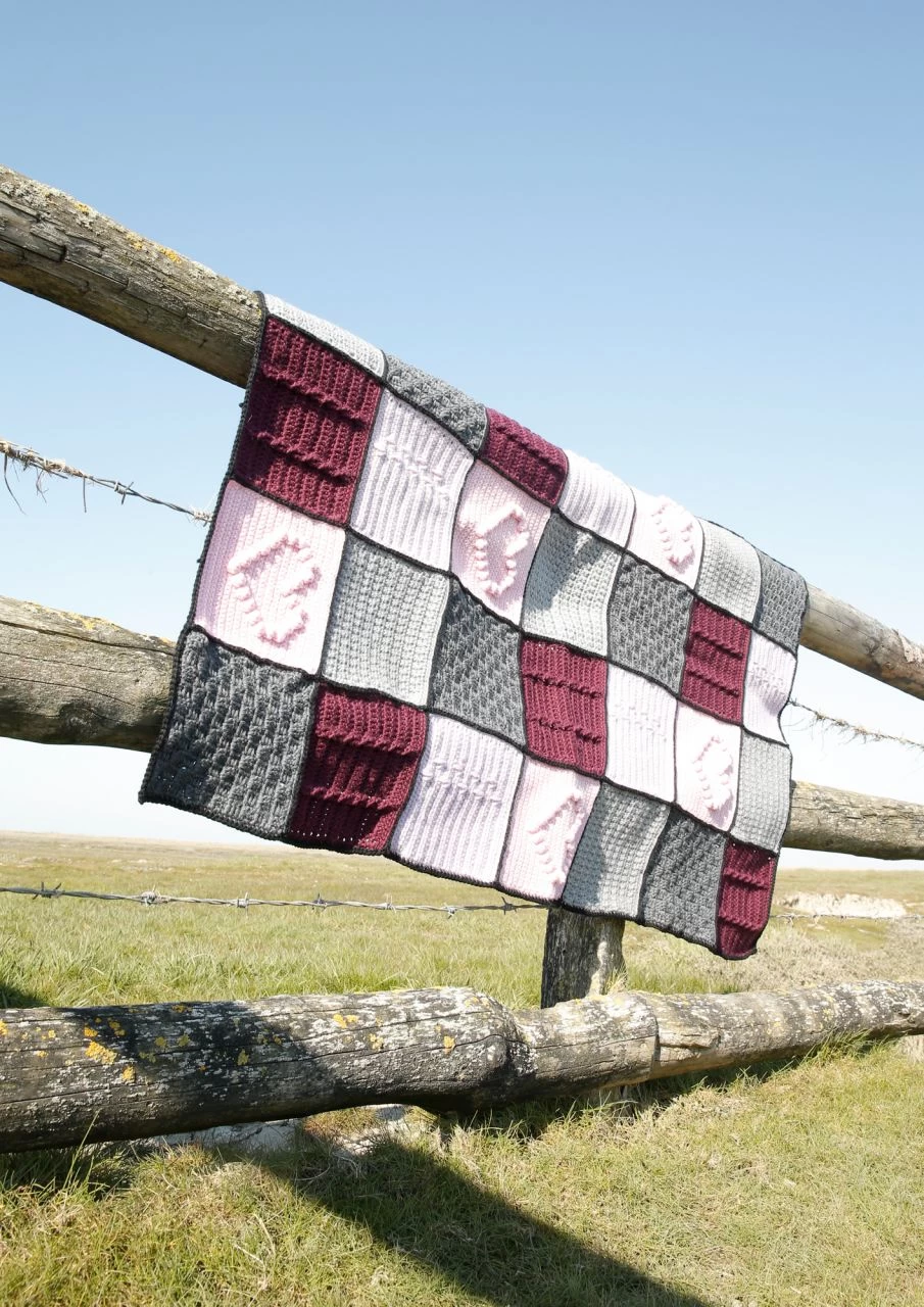 Häkeldecke "LOVE" - Design Von "SternMarie" 3 Häkeldecke "LOVE" - Design Von "SternMarie" – Bild 3