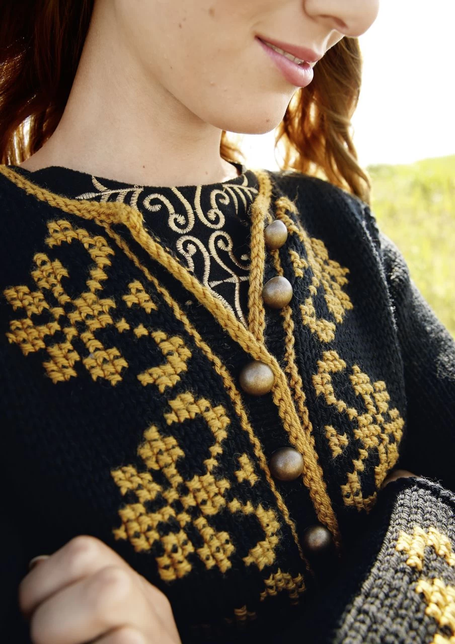 Bestickter Mantel 2 Bestickter Mantel – Bild 2