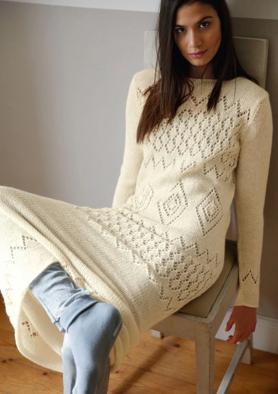 Kleid Mit Lochmuster 2 Kleid Mit Lochmuster – Bild 2