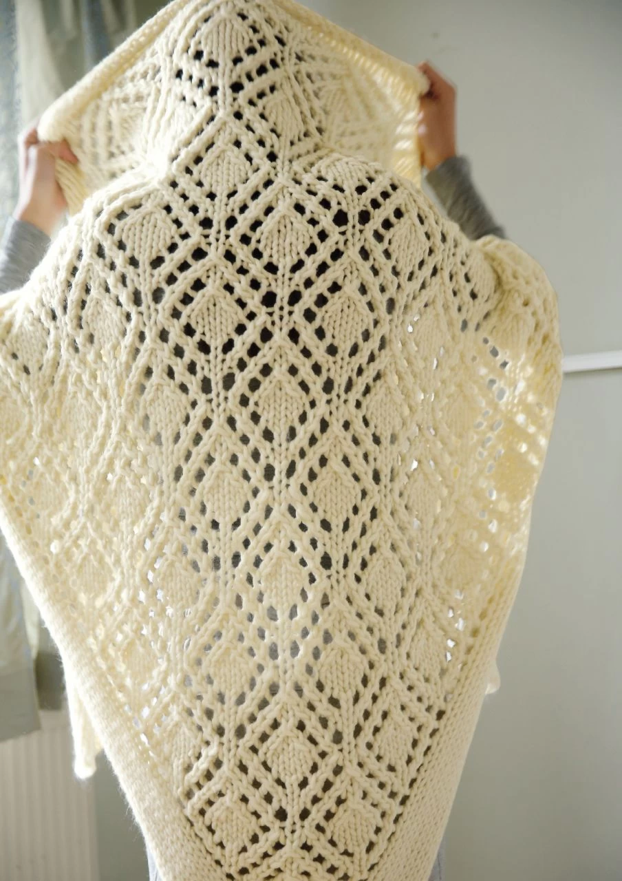 Dreiecktuch Mit Lochmuster 5 Dreiecktuch Mit Lochmuster – Bild 5