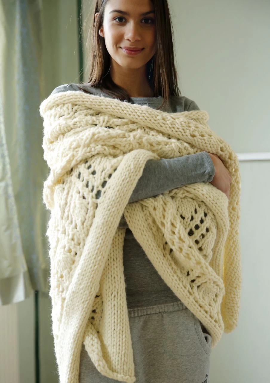 Dreiecktuch Mit Lochmuster 4 Dreiecktuch Mit Lochmuster – Bild 4