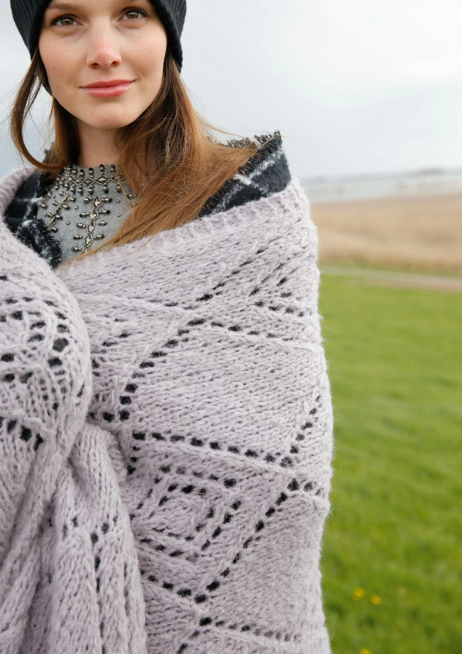 Schultertuch Mit Lochmuster 4 Schultertuch Mit Lochmuster – Bild 4