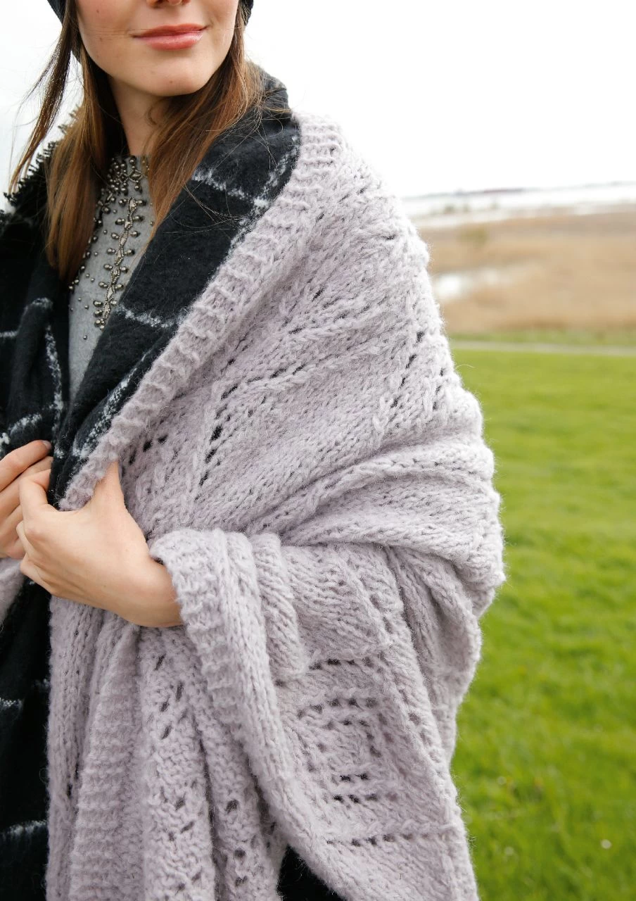 Schultertuch Mit Lochmuster 3 Schultertuch Mit Lochmuster – Bild 3