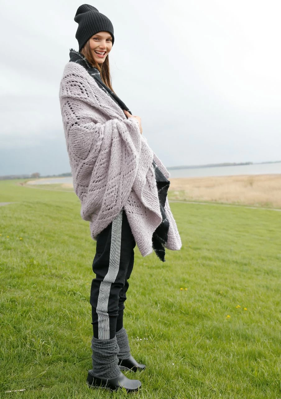 Schultertuch Mit Lochmuster 2 Schultertuch Mit Lochmuster – Bild 2