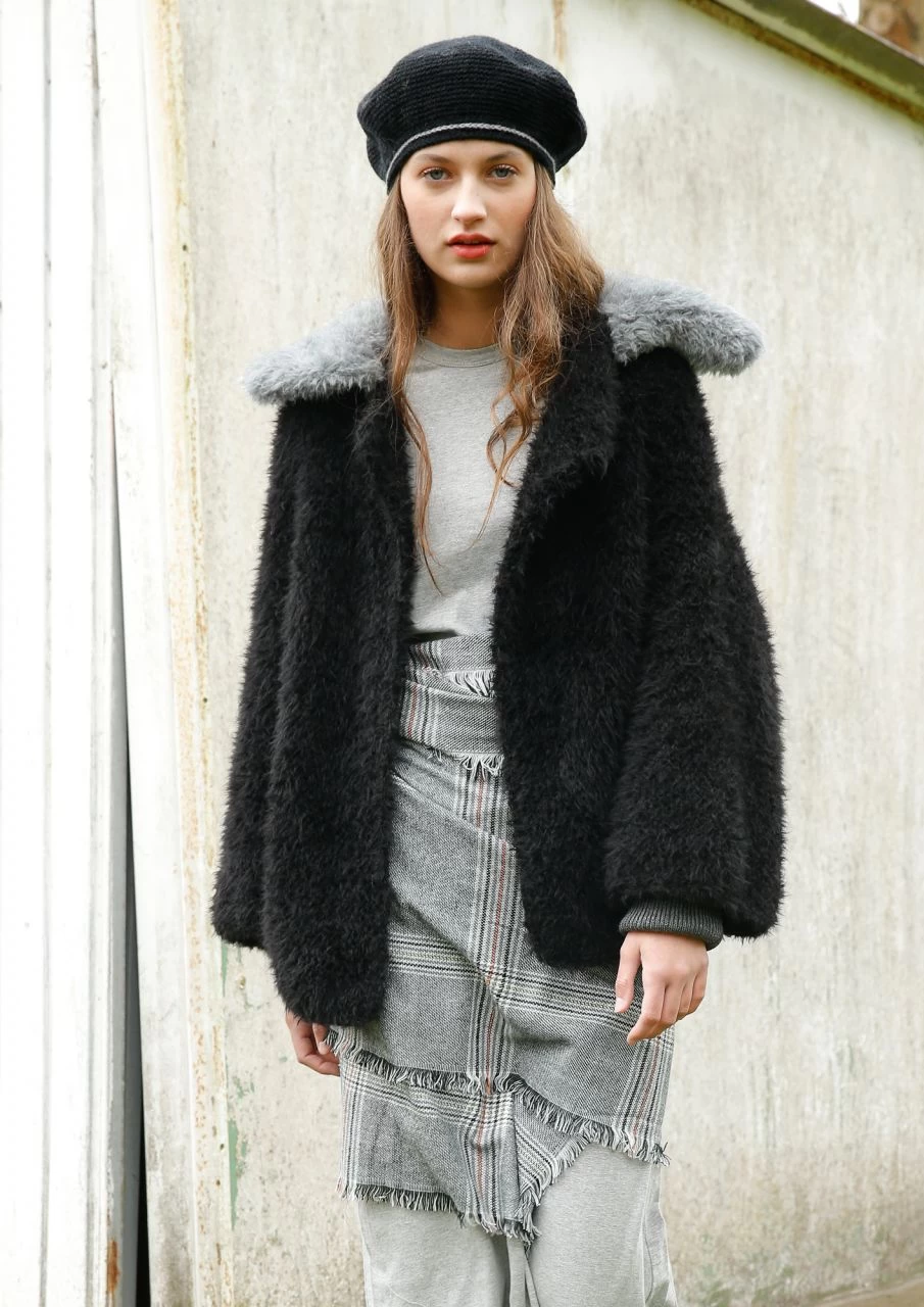 Schwarze Plüschjacke 3 Schwarze Plüschjacke – Bild 3