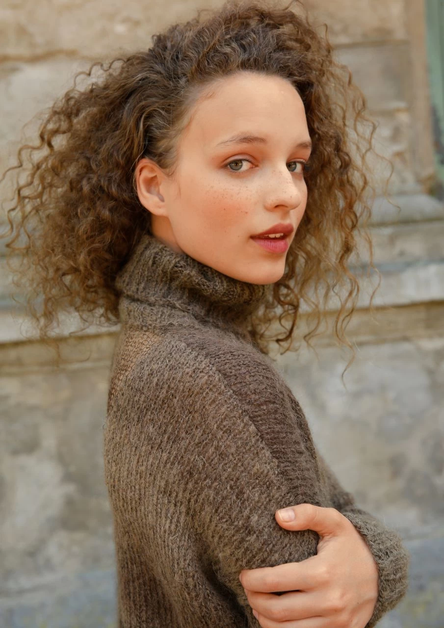 Pulli Mit Durchsichtigem V-Einsatz 4 Pulli Mit Durchsichtigem V-Einsatz – Bild 4