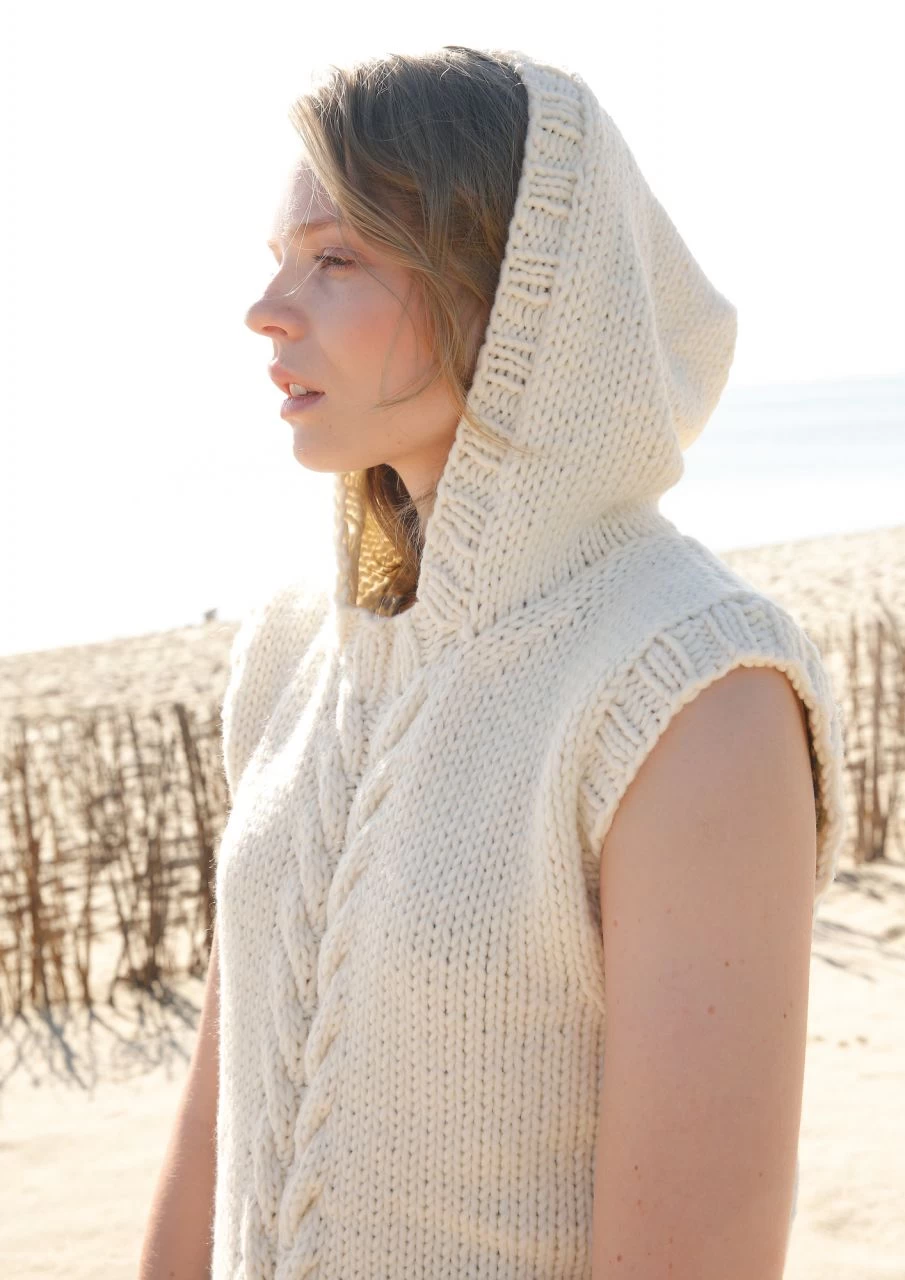 Ärmelloser Kapuzenpulli Mit Zopf 5 Ärmelloser Kapuzenpulli Mit Zopf – Bild 5