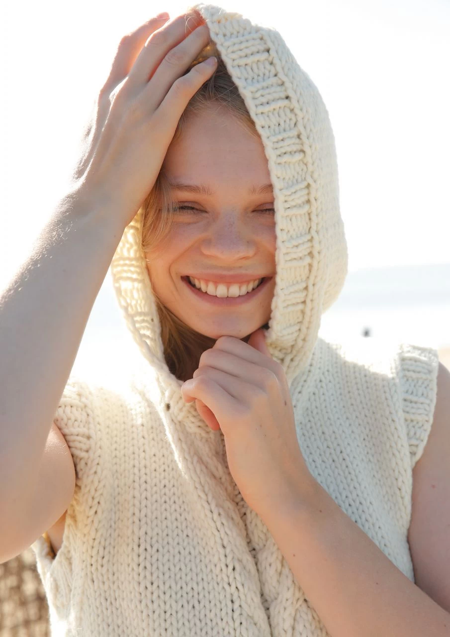 Ärmelloser Kapuzenpulli Mit Zopf 3 Ärmelloser Kapuzenpulli Mit Zopf – Bild 3