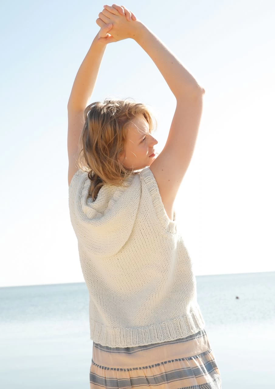 Ärmelloser Kapuzenpulli Mit Zopf 2 Ärmelloser Kapuzenpulli Mit Zopf – Bild 2