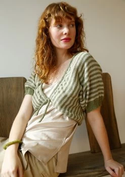 Bolero Rafia -Strickwaren Geschäft R81M26 f Bolero Rafia Kurzes Jaeckchen mit Streifen und Kordelverschluss 1280x1280