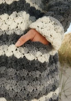 Gehäkelte Longjacke Alsterblick 10 Gehäkelte Longjacke Alsterblick -Strickwaren Geschäft R85DASC001 c 1280x1280