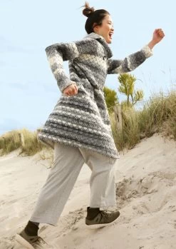 Gehäkelte Longjacke Alsterblick 8 Gehäkelte Longjacke Alsterblick -Strickwaren Geschäft R85DASC001 e 1280x1280