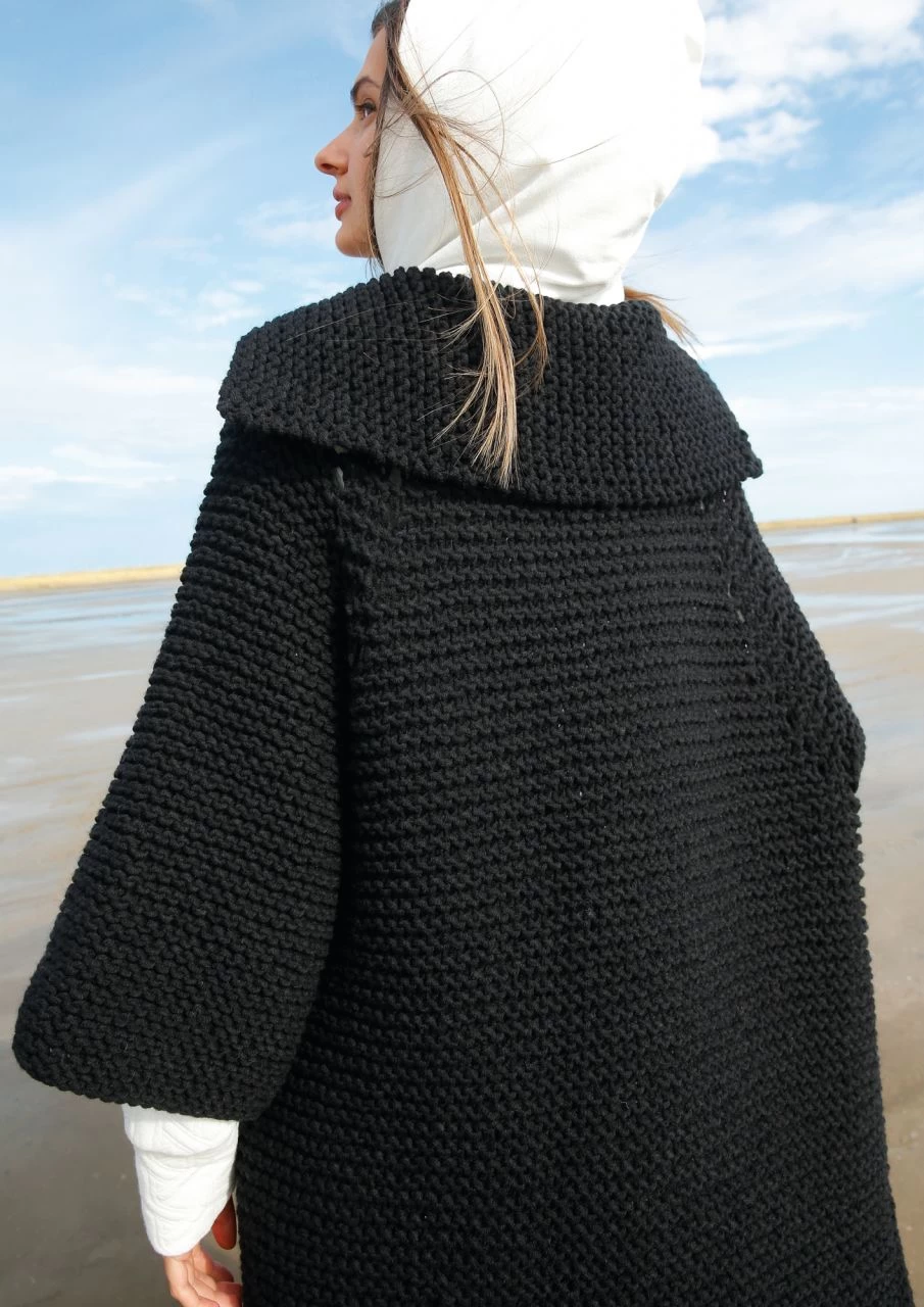 Strickmantel Black Beauty 5 Strickmantel Black Beauty – Bild 5