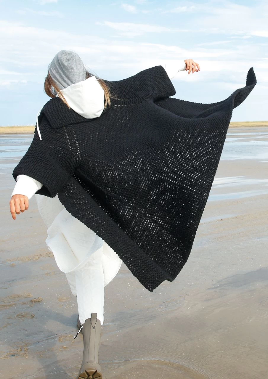 Strickmantel Black Beauty 4 Strickmantel Black Beauty – Bild 4