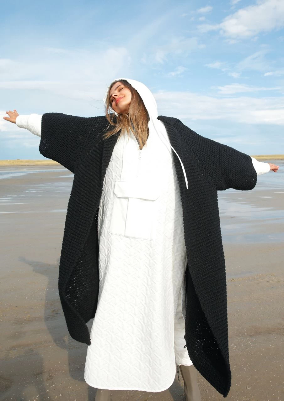 Strickmantel Black Beauty 3 Strickmantel Black Beauty – Bild 3