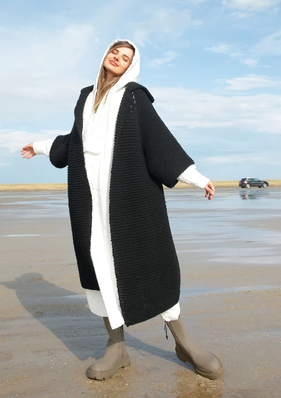 Strickmantel Black Beauty 2 Strickmantel Black Beauty – Bild 2